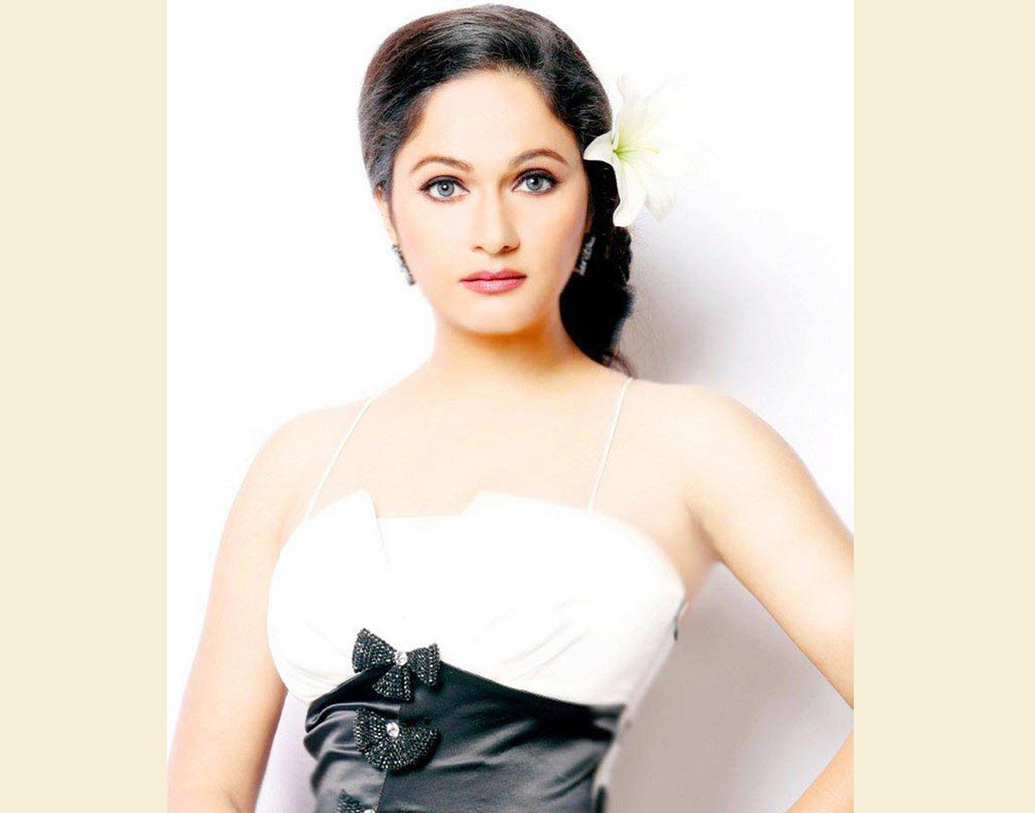 পরবর্তীতে মডেলিং ও একাধিক বিজ্ঞাপনী ছবিতে কাজ করেন তিনি। কর্মসূত্রে মুম্বইয়ে বাস করা শুরু করেন।