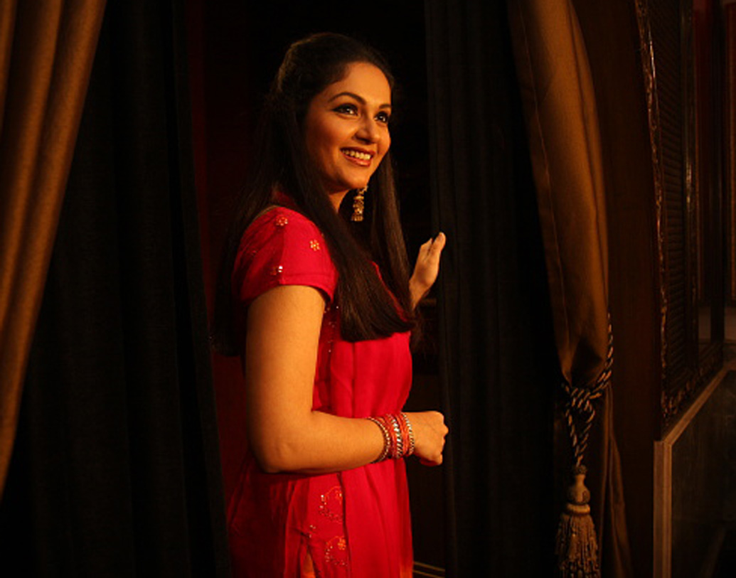 বিতর্কও জড়িয়ে রয়েছে এই নায়িকাকে ঘিরে। দেশদ্রোহী (২০০৮) ছবির পরিচালককে তিনি নাকি চড় মেরেছিলেন, শোনা যায় এমনটাও।