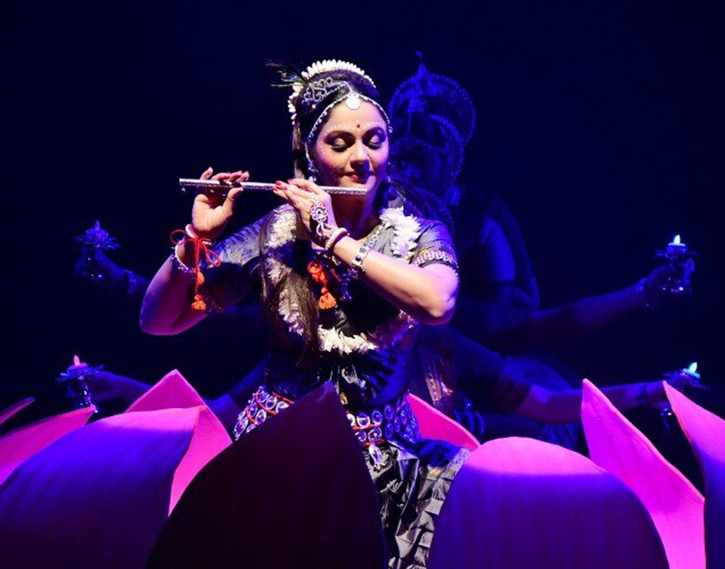 নিজের নাচের দল রয়েছে তাঁর। দেশ-বিদেশের বিভিন্ন অনুষ্ঠানে পারফর্ম করেন তিনি।