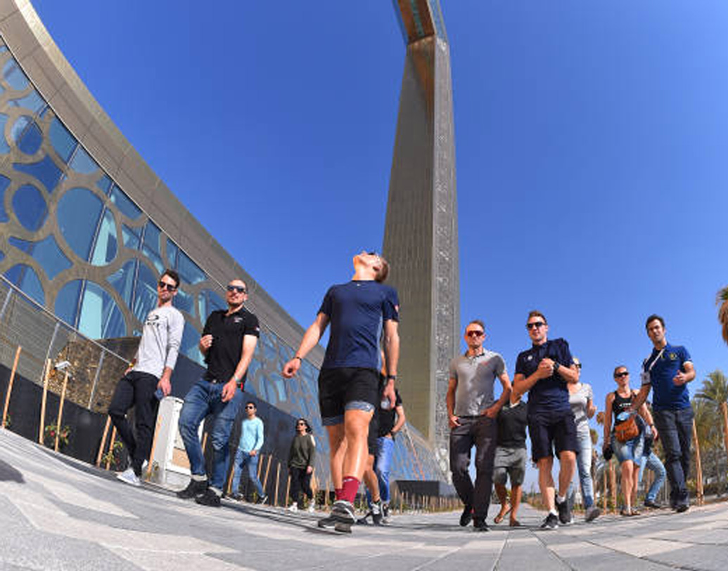 ২০১৬ সালের ডিসেম্বরে মার্কিন আদালতে দুবাই মিউনিসিপ্যালিটির বিরুদ্ধে মামলা দায়ের করেন দোনিস। কপিরাইট, খরচ-সহ নানা অভিযোগ আনেন তিনি।