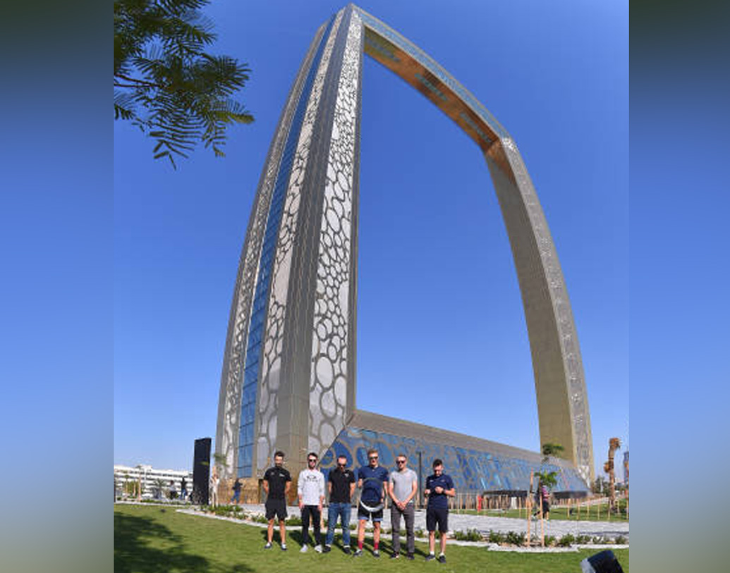 দোনিস সংবাদ সংস্থাকে বলেছিলেন, তাঁরই প্রকল্প চুরি করে, নকশা বদলে তাঁকে বাদ দিয়ে তৈরি করা হয়েছে এই ফ্রেম।