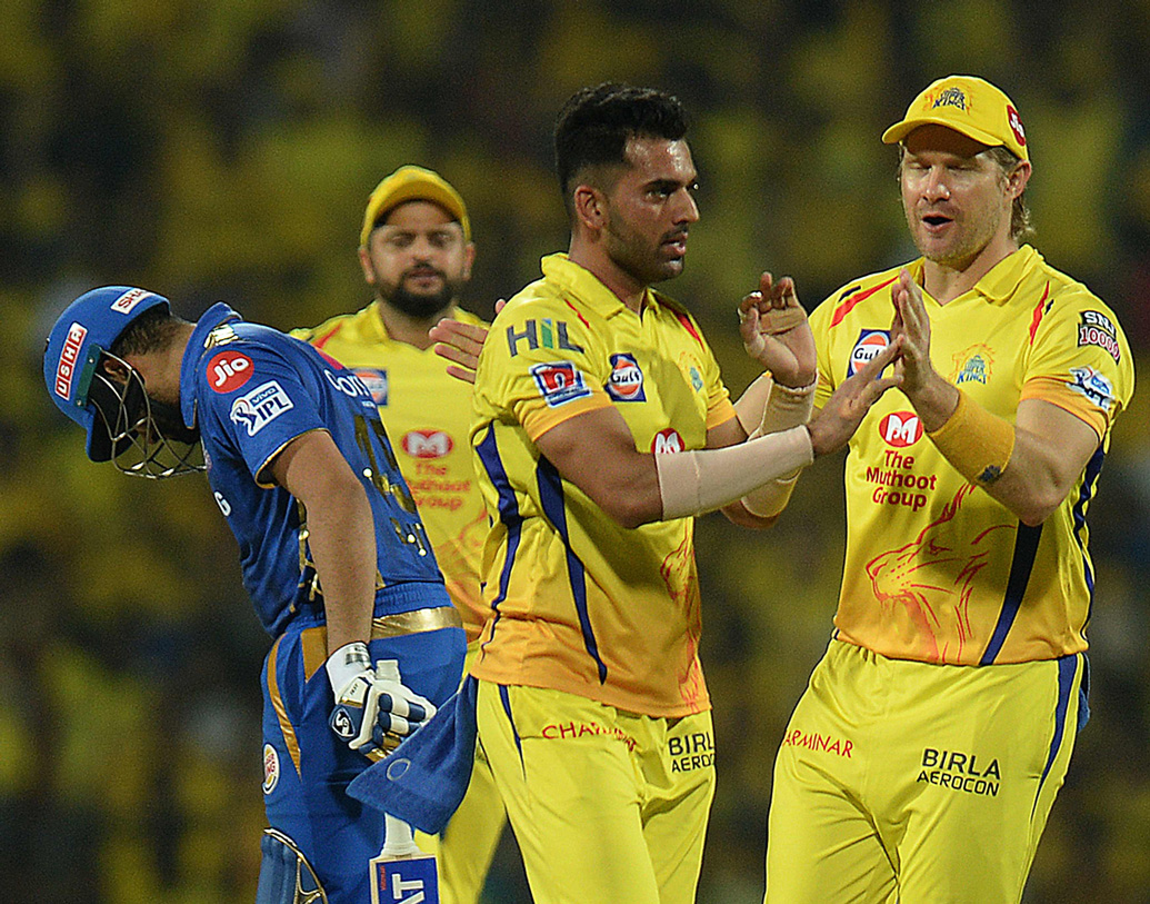 বাড়িতে দুই ভাইয়ের নামেই দেওয়া হয়েছে পুজো। আগরায় যৌথ পরিবারেই বেড়ে উঠেছেন তাঁরা। আইপিএল ফাইনাল দেখতে পুরো চাহার পরিবারই রবিবার হাজির থাকছেন হায়দরাবাদের রাজীব গাঁধী ক্রিকেট স্টেডিয়ামে।