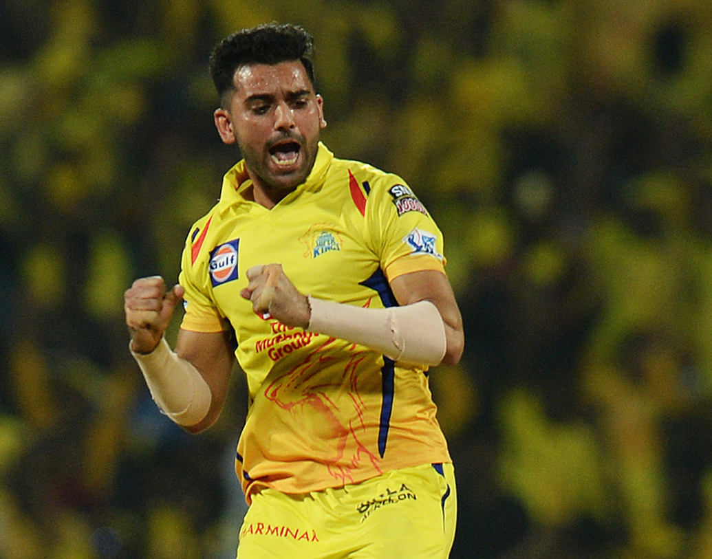 এ বারের আইপিএলে পাওয়ার প্লে-র সেরা বোলার বলা হচ্ছে দীপককে। এখনও পর্যন্ত ১৬ ম্যাচে ১৯ উইকেট নিয়েছেন। ইকনমি রেট ৭.৫৩। পরিসংখ্যান দেখাচ্ছে, ৭৯ শতাংশ বল দীপক পাওয়ার প্লে-তে করেছেন।