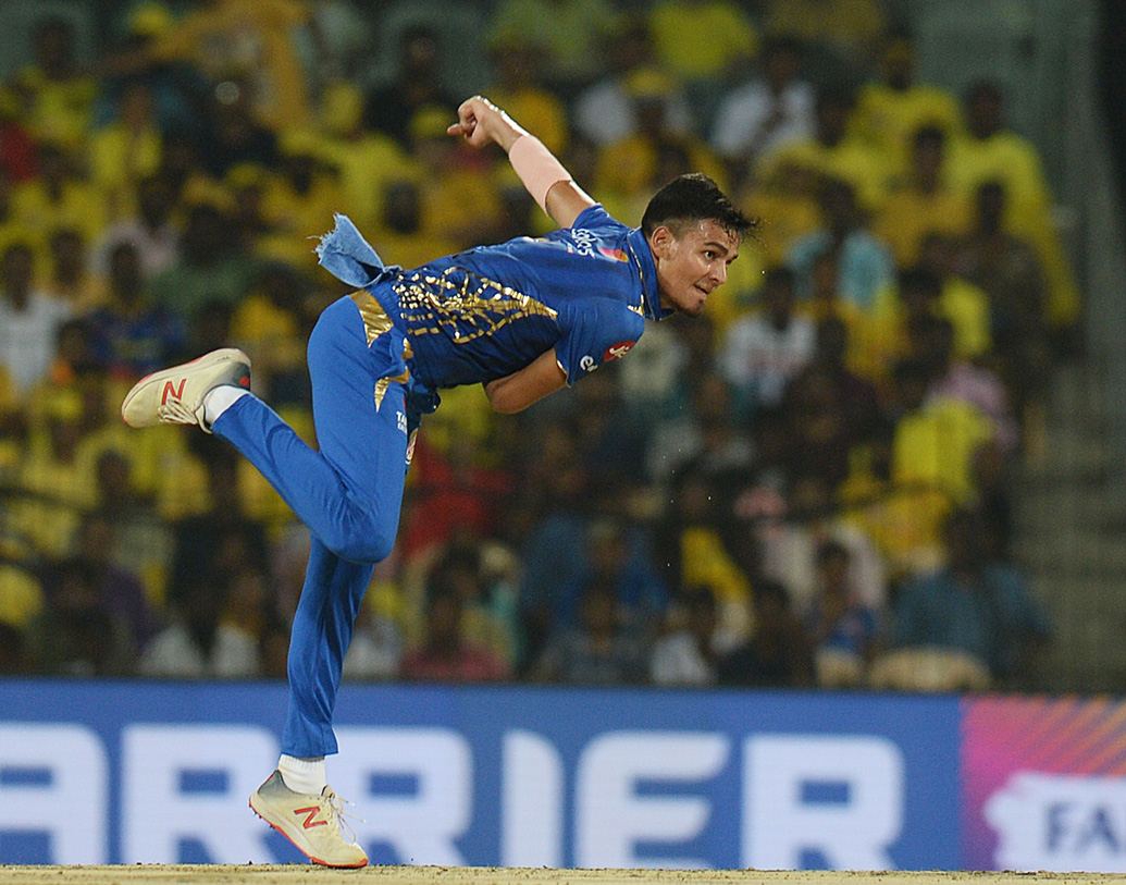 এ বারের আইপিএলে ১২ ম্যাচে ১২ উইকেট, ইকনমি রেট ৬.৮৩, মুম্বইয়ের অন্যতম ভরসা হয়ে উঠেছেন তরুণ লেগস্পিনার রাহুল।