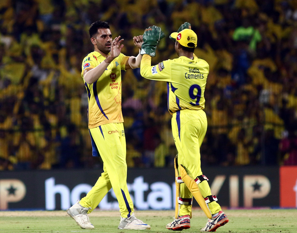 রঞ্জি ট্রফিতে ডেবিউতেই ১০ রানে দিয়ে ৮ উইকেট নিয়েছিলেন দীপক। বয়স তখন ১৮। হায়দরাবাদ ২১ রানে অল আউট হয়ে যায়। ২০১১ সালে রাজস্থান রয়্যালসে সুযোগ মিললেও চোটের কারণে খেলতে পারেননি।