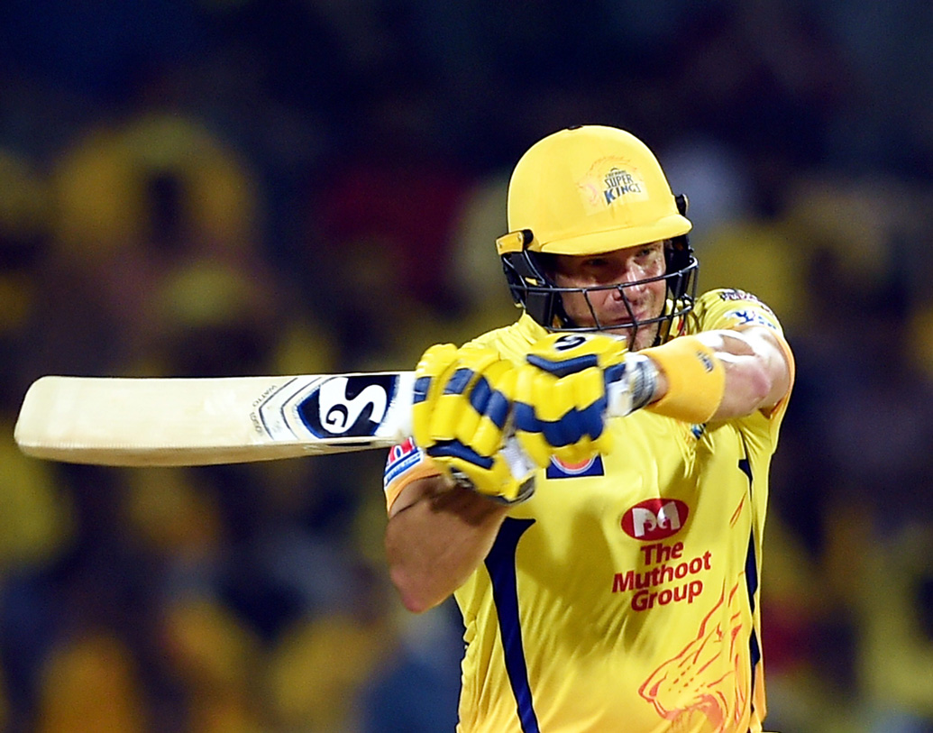 সঙ্গে রয়েছেন শেন ওয়াটসন। যোগ্য সঙ্গত দিয়েছিলেন গত ম্যাচে। ৩২ বলে ৫০ রান করেন তিনি। ধোনিদের পরিকল্পনা, পাওয়ার প্লে-তে উইকেট দেওয়া চলবে না। তাই এই দু’জনেই নামতে পারেন ওপেন করতে।