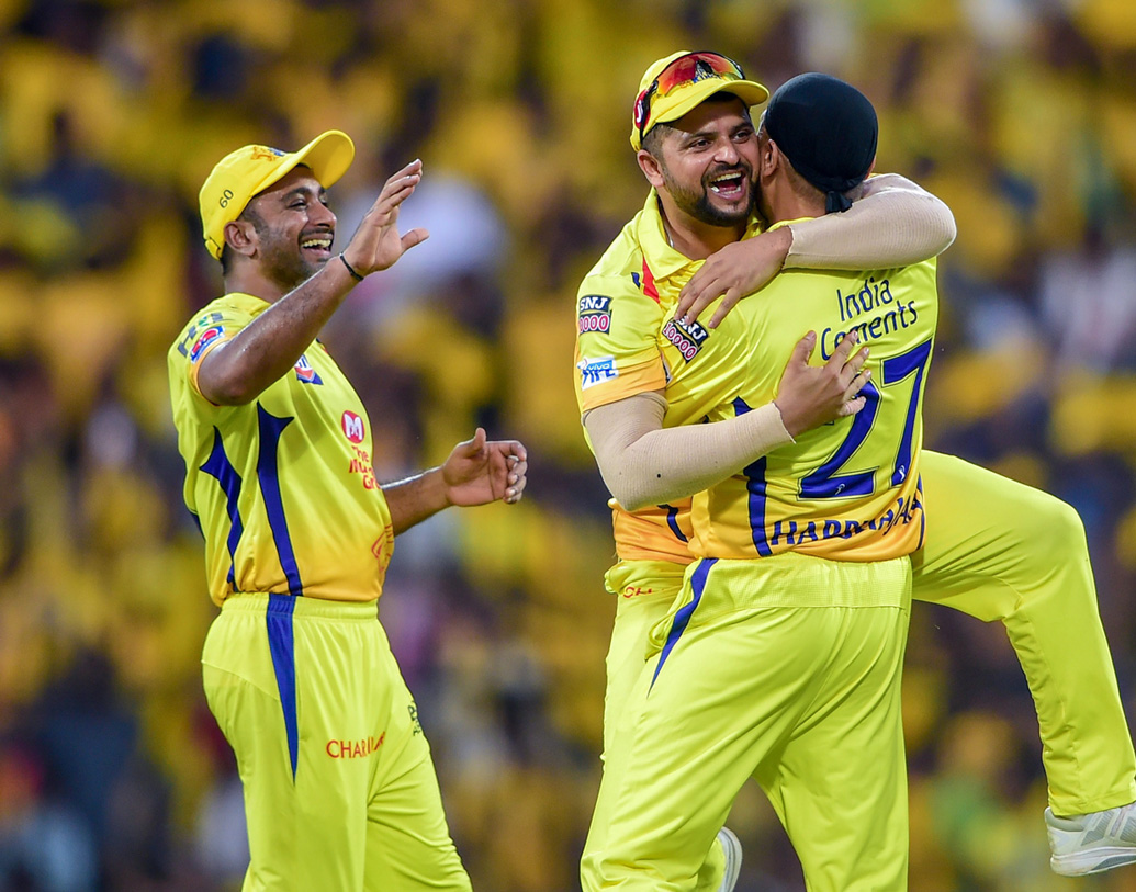 তিন নম্বরে নামতে পারেন সুরেশ রায়না। আইপিএলে অন্যতম সেরা পারফরমার আজ নিজের সেরাটা দেওয়ার চেষ্টা করবেন, তা বলাই বাহুল্য।