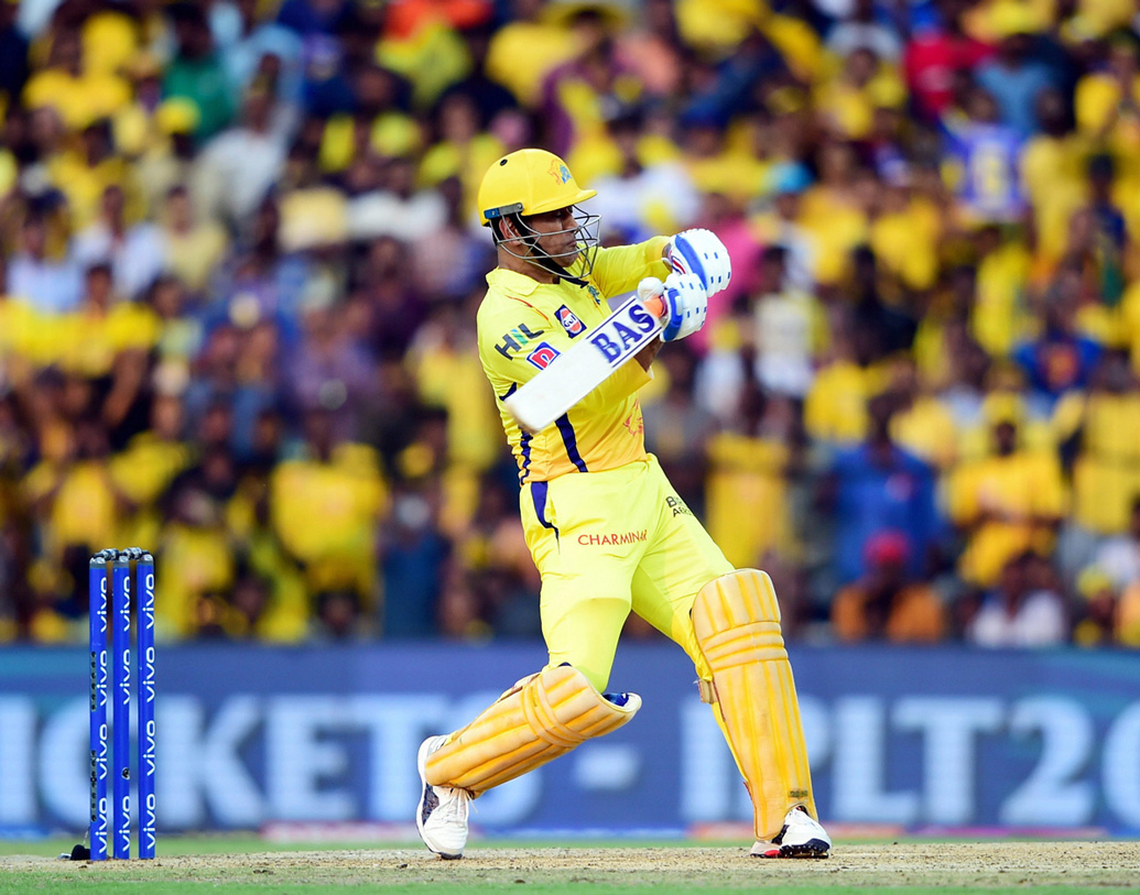 পাঁচ নম্বরে নামার কথা দলের অন্যতম সেরা ব্যাটসম্যান, অধিনায়ক, উইকেটকিপার মহেন্দ্র সিংহ ধোনির। ক্যাপ্টেন কুলের হাত ধরে এর আগেও চ্যাম্পিয়ন হয়েছে সিএসকে।