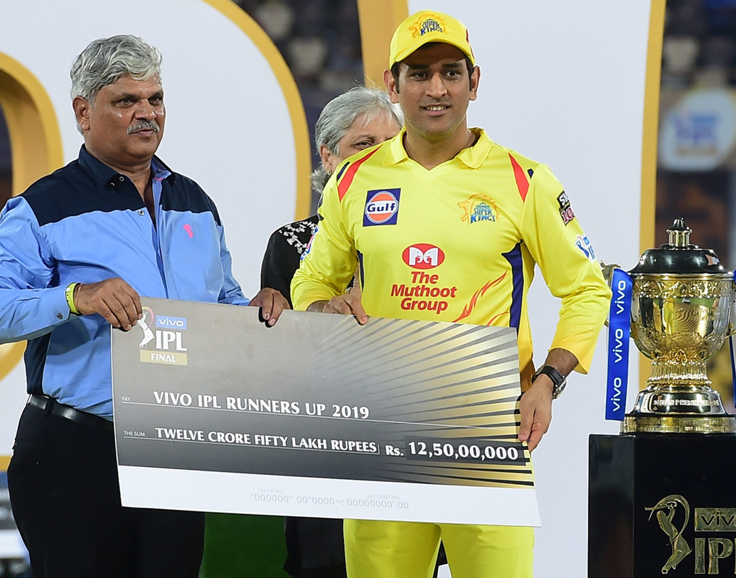 রানার্স  দল চেন্নাই সুপার কিংস পেল ১২.৫ কোটি টাকার চেক। অধিনায়ক মহেন্দ্র সিংহ ধোনির হাতে চেক তুলে দেওয়া হয়।
