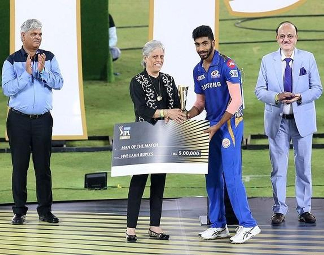 ম্যান অব দ্য ফাইনাল যশপ্রীত বুমরা পেলেন পাঁচ লক্ষ টাকা। চার ওভারে মাত্র ১৪ রান দিয়ে দু’উইকেট তুলে নিয়েছেন যশপ্রীত বুমরা।