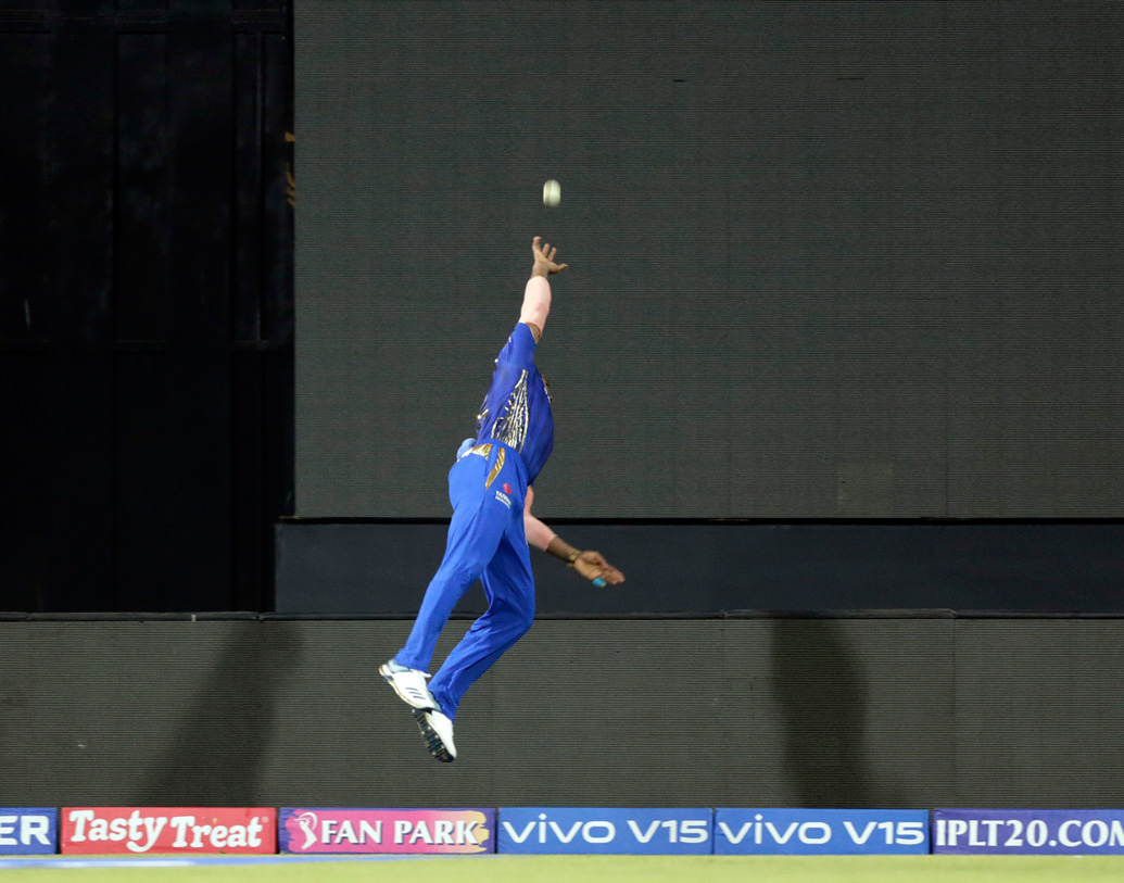 ‘ক্যাচ অব দ্য সিজন’ অবশ্যই মুম্বই ইন্ডিয়ান্সের কিয়েরন পোলার্ডের দখলে। ঠিক বাউন্ডারি লাইনের পাশে সুরেশ রায়নার ক্যাচটি দখল করেন তিনি। তিনিও পাচ্ছেন ১ লক্ষ টাকা। সঙ্গে একটি গাড়িও।