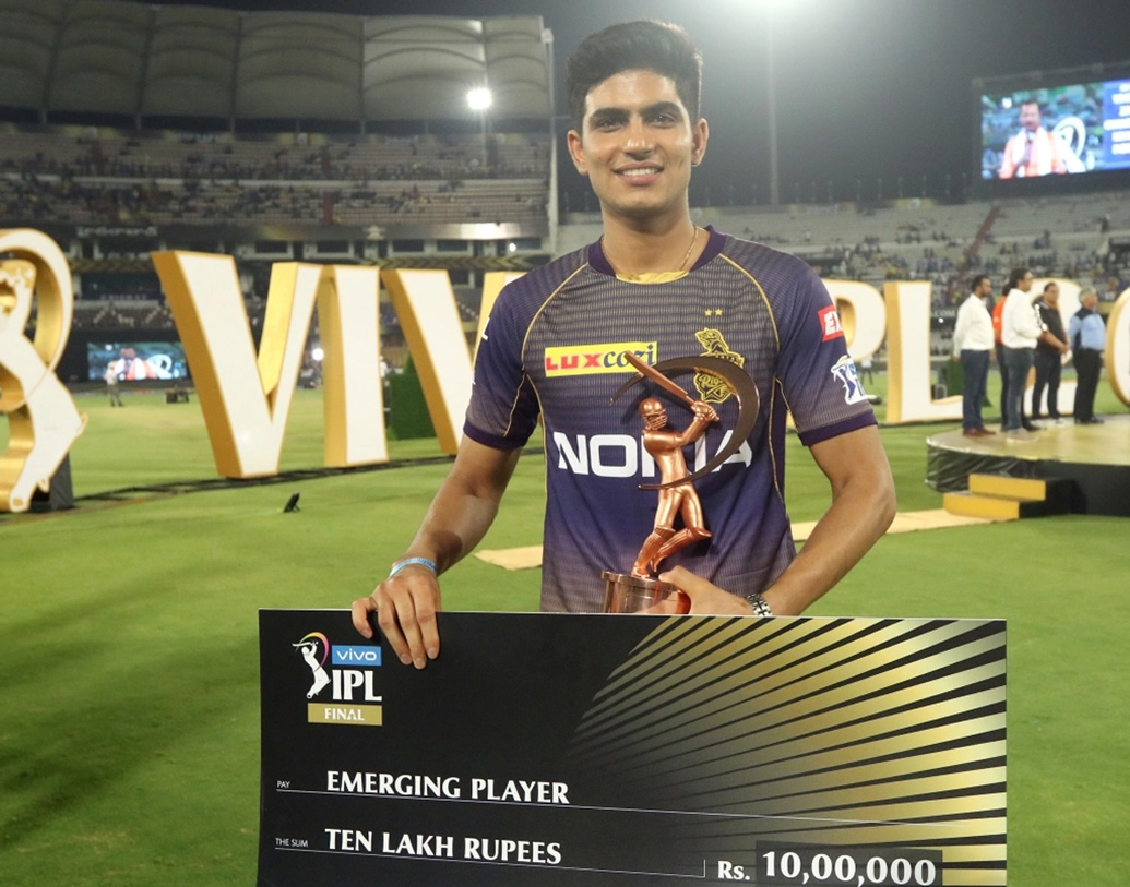 ইমার্জিং প্লেয়ার অর্থাৎ আইপিএল যে তারকা ক্রিকেটারের উত্থান দেখল, সেই শুভমন গিল পাচ্ছেন ১০ লক্ষ টাকা। কেকেআরের অন্যতম ক্রিকেটার তিনি। তাঁর হাত ধরে বেশ কয়েকটি ম্যাচে জয় পেয়েছে নাইটরা।