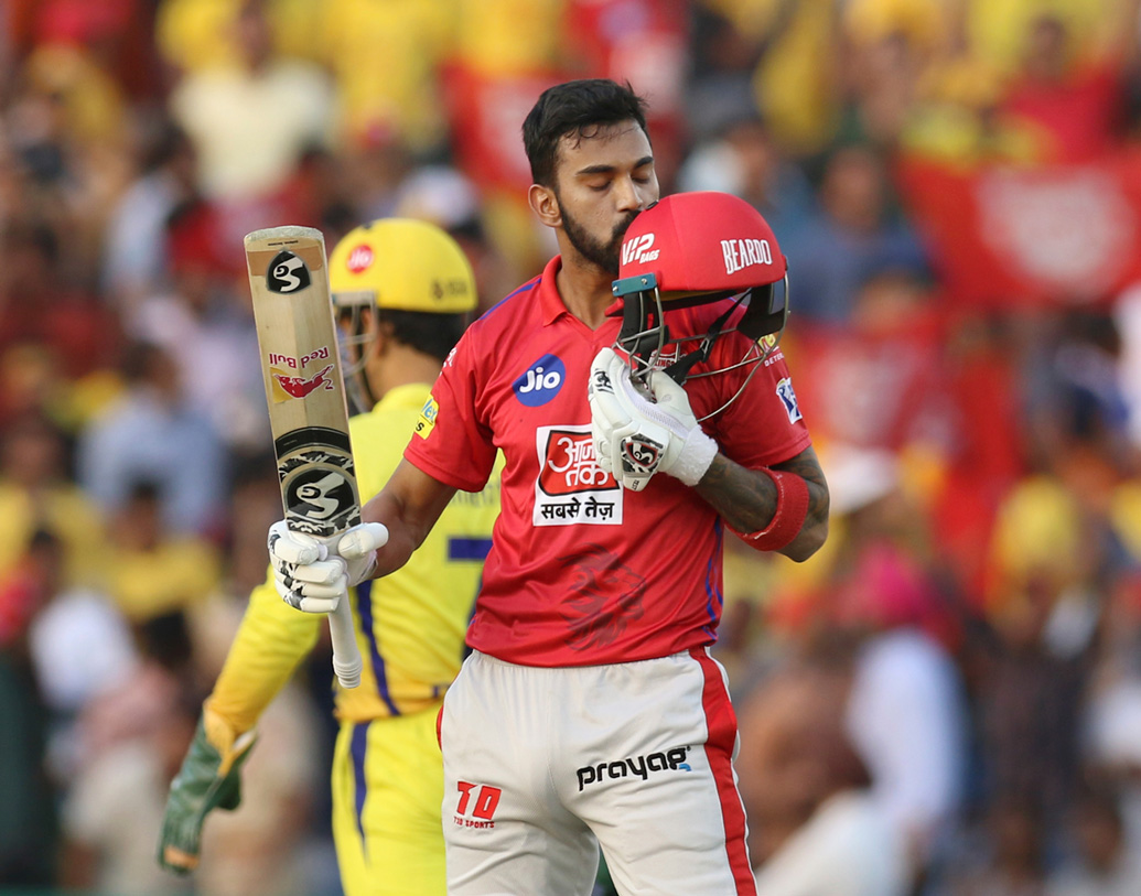 কে এল রাহুলের দখলে রইল ‘স্টাইলিশ প্লেয়ার অব দ্য সিজন’। সারা গায়ে ট্যাটু রয়েছে এই তারকার, ঘড়ি, সানগ্লাসেস, হাঁটাচলা সবেতেই রাহুল হিরো। উপস্থিত না থাকায় বন্ধু হার্দিক তাঁর হয়ে সম্মান গ্রহণ করেন। এই পুরস্কারের অর্থমূল্য ১০ লক্ষ টাকা।