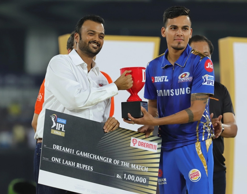 ‘ড্রিম ১১ গেম চেঞ্জার অব দ্য ম্যাচ’ অ্যাওয়ার্ড পান রাহুল চহার। রাহুলের অন্যতম অস্ত্র হল নিখুঁত লাইন-লেংথ এব‌ং বৈচিত্র, লেগব্রেকে দক্ষতা। ফাইনালেও চার ওভারে ১৪ রান দিয়ে রাহুলের এক উইকেটের স্পেলটাও মুম্বইয়ের জয়ের অন্যতম একটা কারণ। এই পুরস্কারের অর্থমূল্য ১ লক্ষ টাকা।