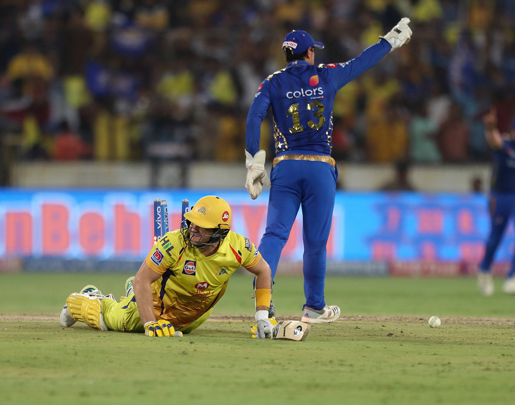 ৫৯ বলে ৮০ রানের দুরন্ত ইনিংস খেলেও কাজে লাগল না শেন ওয়াটসনের ইনিংস। ১৯.৪ ওভারে হার্দিকের থ্রো ধরে মুম্বই ইন্ডিয়ান্স উইকেটকিপার কুইন্টন ডি’কক দুরন্ত ক্ষিপ্রতার সঙ্গে উইকেট ভেঙে দেন। স্বপ্ন ভেঙে যায় চেন্নাইয়ের।