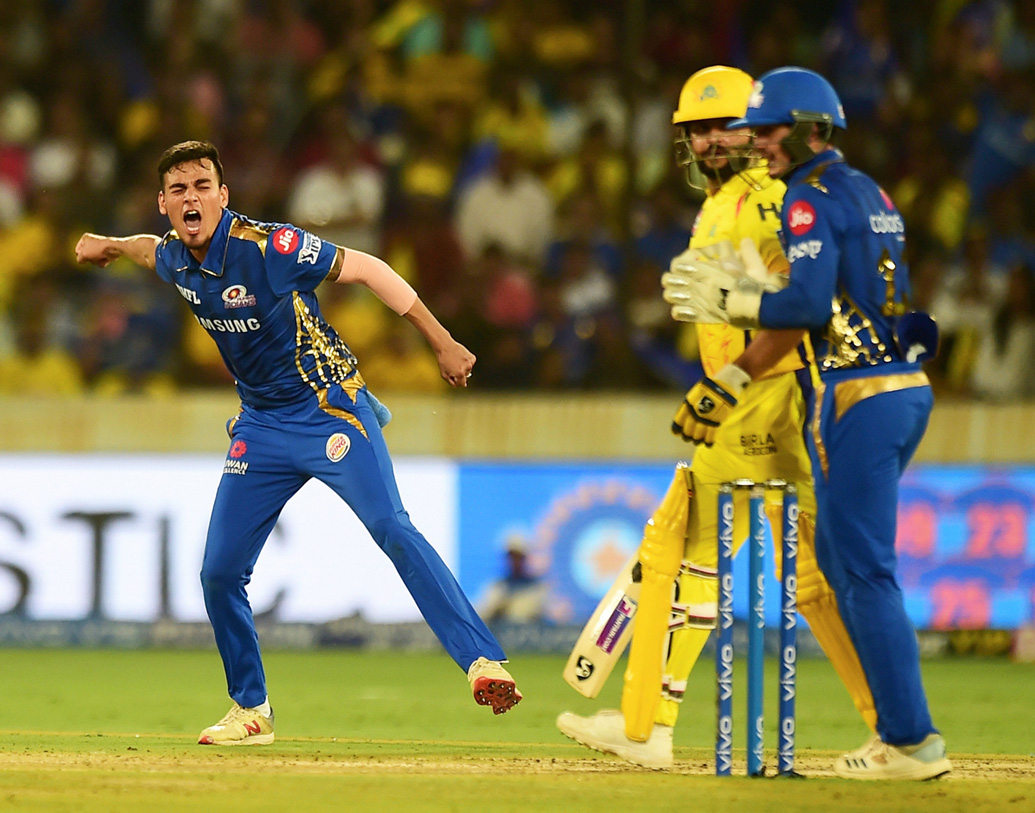 রাহুল চহারের বয়স মাত্র ১৯। কিন্তু নজর কাড়লেন তিনি। গুগলি, ফ্লিপার-সহ অনেক বৈচিত্র। সঙ্গে লাইন ও লেংথও ভাল। চার ওভারে ১৪ রান দিয়ে রাহুলের এক উইকেটের স্পেলটাও মুম্বইয়ের জয়ের অন্যতম একটা কারণ। 