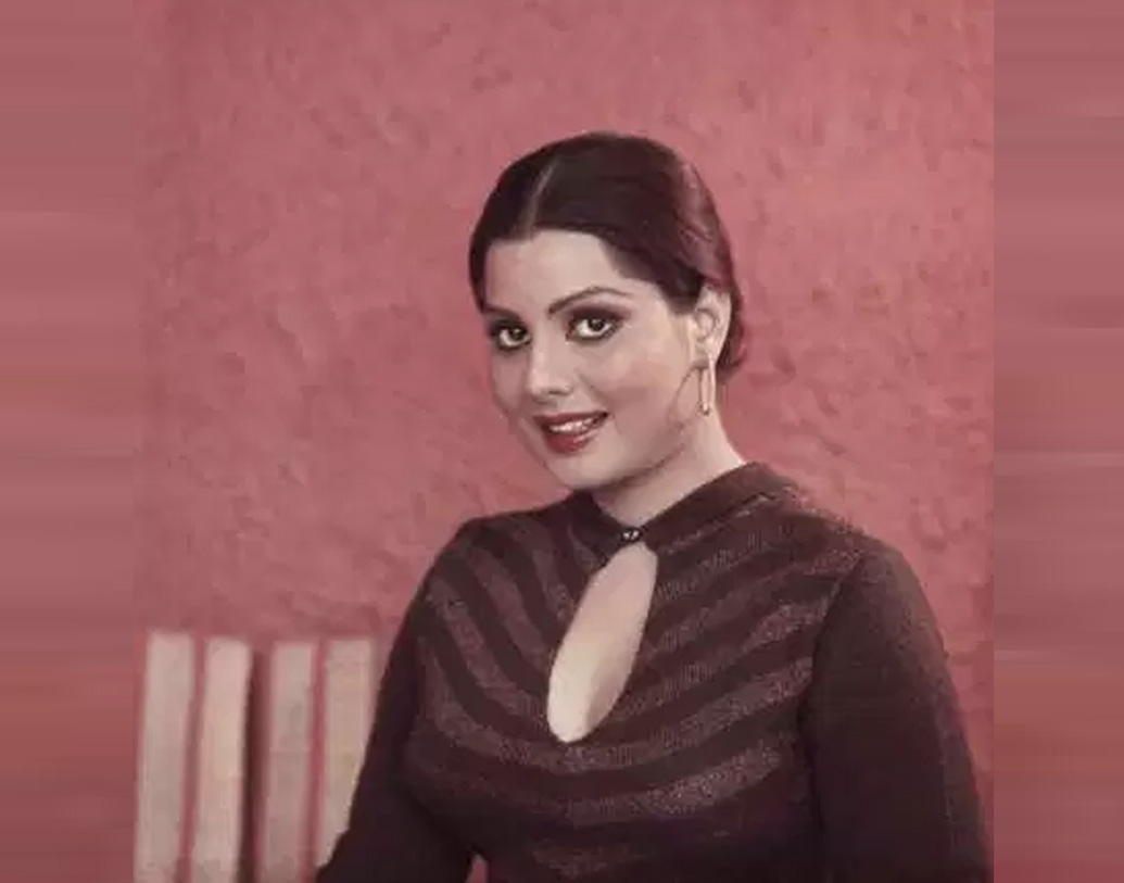 ইনি বলিউড গায়িকা, অভিনেত্রী সুলক্ষ্মণা পণ্ডিত। তাঁর বোন বিজয়েতাও ছিলেন ছবির নায়িকা। বাংলা ছবি ‘অমর সঙ্গী’-তে কাজ করেন বিজয়েতা।