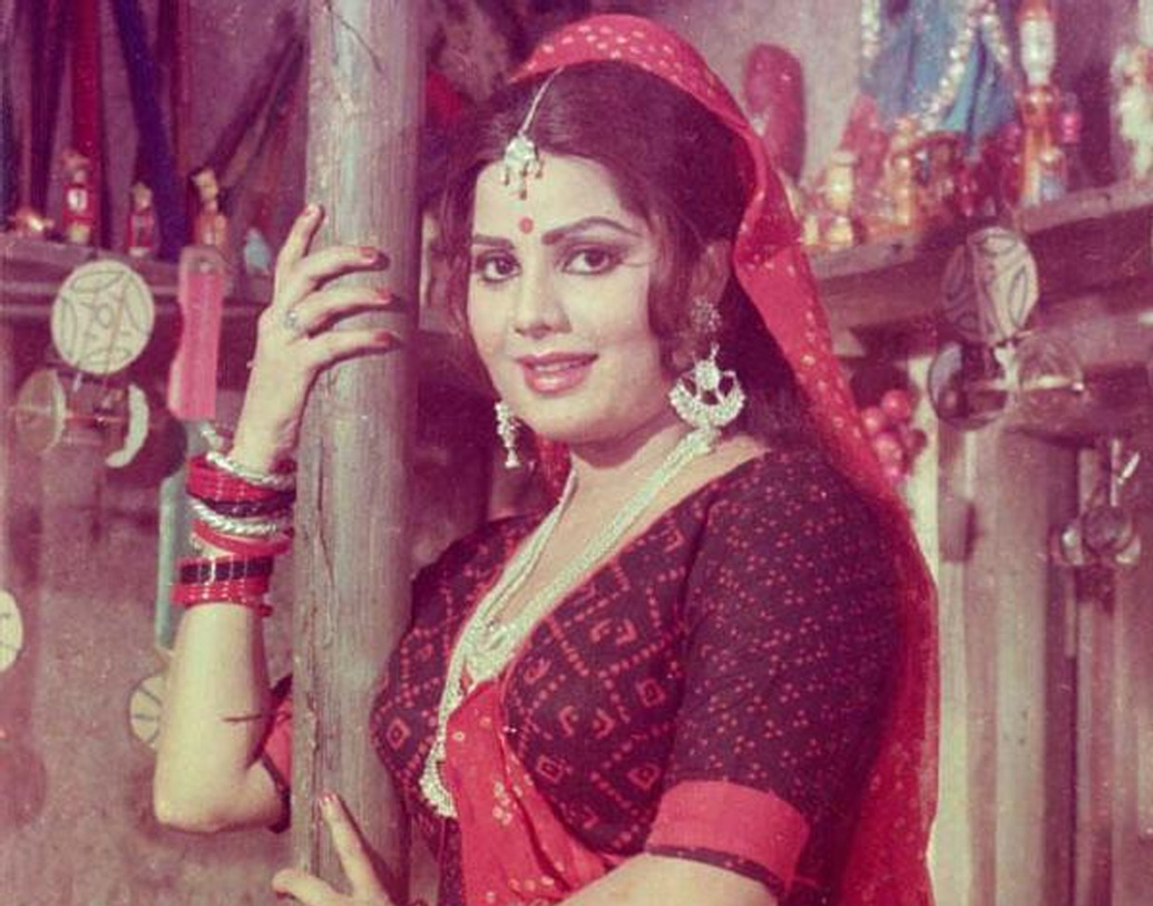 ‘আপনাপন’, ‘ওয়াক্ত কি দিওয়ার’, ‘খণ্ডন’, সংকোচ, ‘ধর্ম কাঁটা’, ‘চেহরা পে চেহরা’, ‘রাজ’, ‘কালা সূরজ’, একের পর এক হিট ছবির নায়িকা নিজে বিয়ে করেননি কখনও। সঞ্জীবের মৃত্যুর পর থেকেই কাজ কমিয়ে দিয়েছিলেন। ঘরে বন্দি থাকতেন।
