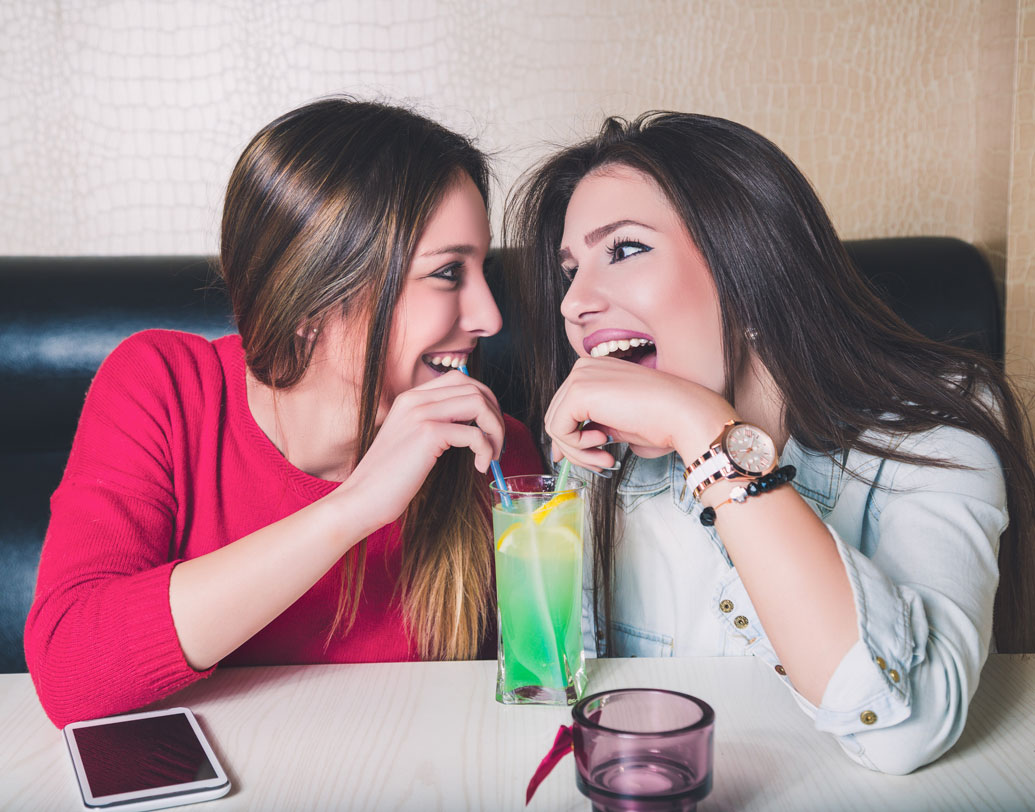 স্ট্র ব্যবহারে সরাসরি পানীয়ের পাত্রে যেমন মুখ দিতে হয় না, তেমন লিপস্টিক ঘাঁটারও ভয় নেই। আবার কোল্ড কফি বা জুসের স্বাদ এতে ধীরে ধীরে উপভোগ করা যায়। প্রয়োজনে একাধিক স্ট্র দিয়ে একই পানীয় বিভিন্ন জন ভাগ করেও খাওয়া যায়।