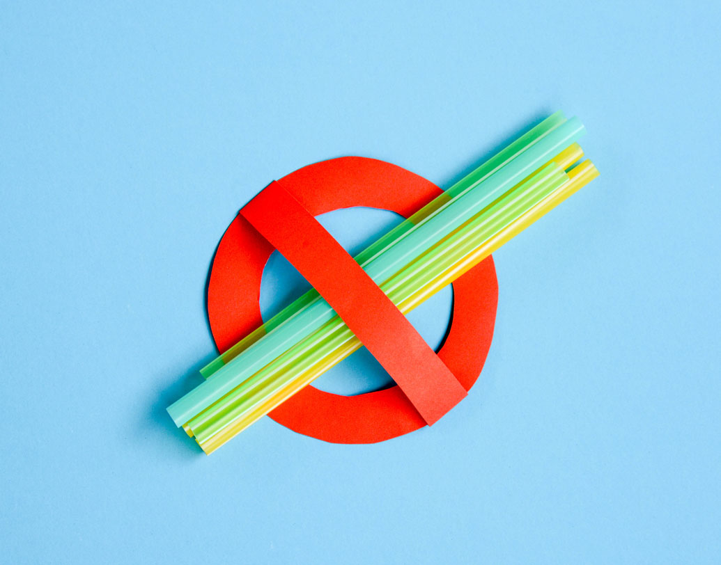 চিকিৎসকরা কিন্তু এই স্ট্র ব্যবহারকে মোটেও স্বাস্থ্যকর বলে দাবি করছেন না। বরং ঘন ঘন স্ট্র ব্যবহারে ‘না’ বলছেন অনেকেই।পুষ্টিবিদ সুমেধা সিংহের মতে, বেশি পরিমাণে স্ট্র ব্যবহার করলে মোটা হওয়ার সম্ভাবনা থাকে। স্ট্রয়ের মধ্যে পেট্রোলিয়াম জাতীয় পলিথিন থাকে। এই উপাদান শরীরে মেদ জমতে দেয়। ফলে মোটা হওয়ার প্রবণতা থাকে।