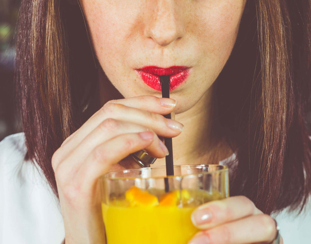 স্ট্র দিয়ে পান করার সময়ে শুধু পানীয়ই নয়। পেটে অতিরিক্ত হাওয়াও যায়। যার ফলে গ্যাসের সমস্যা হতে পারে। গ্যাসট্রিকের অসুখ থাকলে এই প্রবণতা স্বাভাবিক ভাবেই আরও বাড়ে। এমনকি হৃদযন্ত্রেও এই গ্যাসের সমস্যার প্রভাব পড়ে।