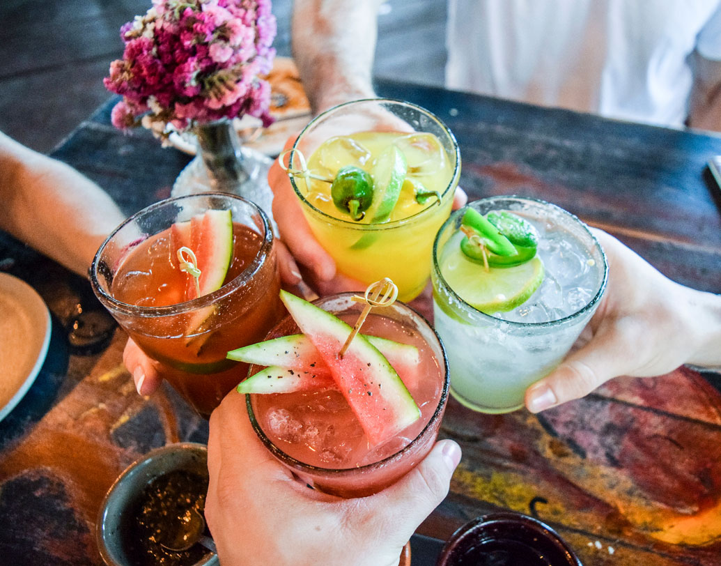 চুমুক দিয়ে জল খাওয়ার সময়ে খেলে দাঁত ও মুখের মধ্যের ব্যাকটেরিয়া পরিষ্কার হয়ে যায়। স্ট্র দিয়ে জল বা পানীয় খেলে তা হয় না। বরং নিয়মিত স্ট্র দিয়ে নরম পানীয় পান করলে মুখের কোনও নির্দিষ্ট একটা জায়গায় চিনি জমতে থাকে। যার ফলে ক্যাভিটি পর্যন্ত হতে পারে। এ ছাড়াও শরীরে এই অতিরিক্ত চিনি জমে ক্ষতি হয়।