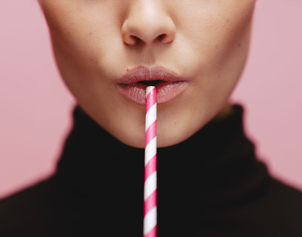 স্ট্র ব্যবহার করলে মুখে তাড়াতাড়ি বলিরেখা তৈরি হয়। স্ট্র দিয়ে পানীয় পান করার সময় পেশীতে চাপ পড়ে। নিয়মিত তাই এই অভ্যাস রাখলে মুখেও তার ছাপ পড়ে। এমনকি বলিরেখা পর্যন্ত দেখা দিতে পারে। ত্বক বিশেষজ্ঞ কৌশিক লাহিড়ীর মতে, স্ট্রয়ের মাধ্যমে পানীয় কাওয়ার সময় অনেকেই মুখের পেশীতে অতিরিক্ত পরিমাণে চাপ দেন। এতে ত্বকের ক্ষতি হয়।