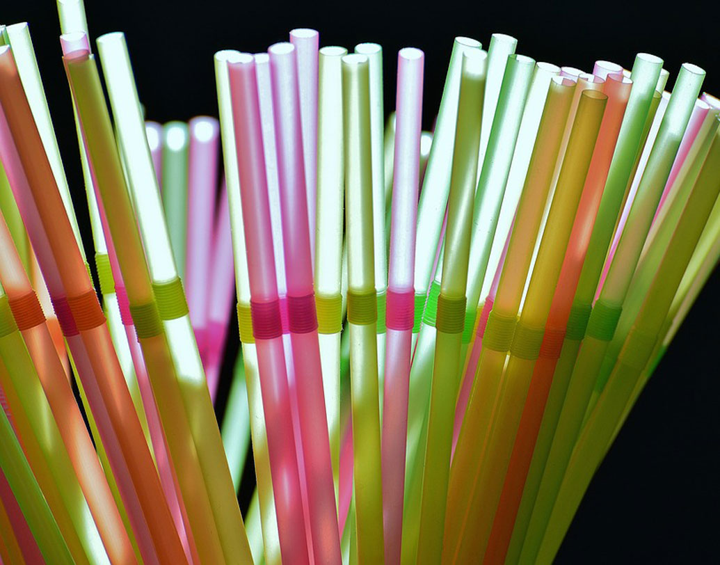 কেবল গরম খাবারই নয়, ঠান্ডা খাবারের সংস্পর্শে এলেও স্ট্রয়ের অতি ক্ষুদ্র প্লাস্টিকের কণা মিশে যেতে পারে রক্তপ্রবাহের সঙ্গেও। যা যকৃতেও পৌঁছে যায়। মাইক্রো প্লাস্টিক যে মানুষের শরীরে ঢুকছে তা নিয়ে সন্দেহের অবকাশ নেই। কারণ, মানুষের বর্জ্যে তার নমুনাও মিলেছে।