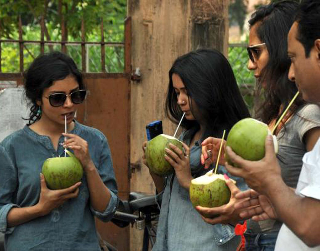সবোর্পরি স্ট্র তৈরি হয় প্লাস্টিক দিয়ে। বাজারচলতি পাতলা ফিনফিনে স্ট্র প্লাস্টিকের স্বাস্থ্যবিধি মেনে তৈরিও হয় না। আবার যে স্ট্র একটু মোটা, তা নিয়ম মেনে তৈরি হলেও শরীরের জন্য নিরাপদ নয়।