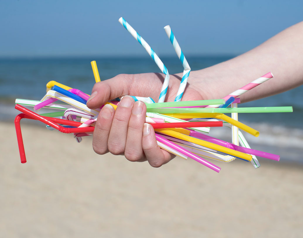 কাজেই স্ট্রয়ের মাধ্যমেও শরীরে প্লাস্টিক ঢোকে। যার মারাত্মক ক্ষতি সম্পর্কে আমরা কমবেশি ওয়াকিবহাল। তবু স্ট্র ব্যবহারে না নেই আমাদের। সেখানেই প্রমাদ গুনছেন চিকিৎসকরা।