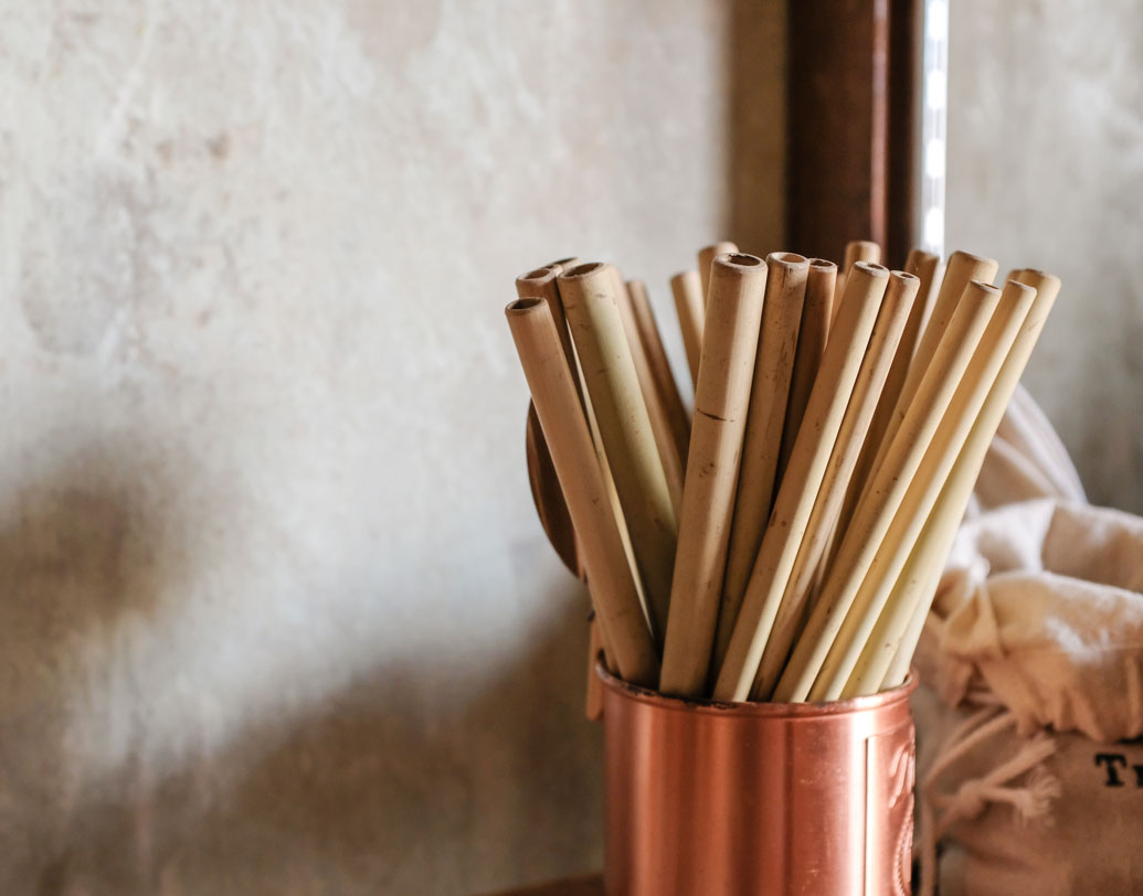 তা হলে উপায়? স্ট্রয়ের বিপদ থেকে বাঁচার কোনও বিকল্প রয়েছে কি? চিকিৎসকদের মতে, প্লাস্টিকের ব্যবহার বাদ দিয়ে কাগজের স্ট্র বা কাঠ, বাঁশের তৈরি স্ট্র ব্যবহার করা যেতে পারে। এতে ক্ষতি অনেকটাই নিয়ন্ত্রণে আনা যাবে। তবে তাতেও ত্বকের বলিরেখার সমস্যা বা অতিরিক্ত হাওয়ায় গ্যাসের সমস্যা এড়ানো যায় না।