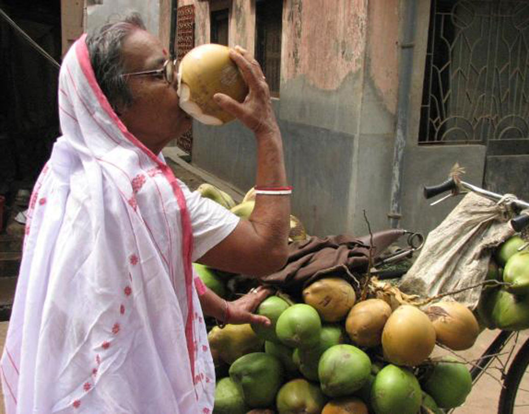 তাই স্ট্র ব্যবহার না করে সরাসরি পাত্রের গায়ে চুমুক দিয়ে পান করা তুলনামূলক উপকারী। একটু পরিচ্ছন্ন এমন দোকান থেকে খাবার খেলে তা সম্ভব। আবার বাড়িতে এনে বাড়ির পাত্রে রেখে তা খাওয়াই সেরা বিকল্প হতে পারে।