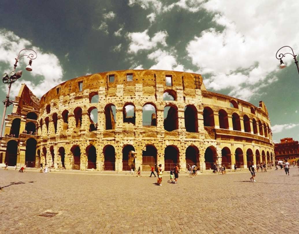 অগ্নিকাণ্ডের পর ওই ধ্বংসস্তূপের উপরই স্বপ্নের দোমাস অরিয়া বা স্বর্ণগৃহ নির্মাণ করেন। হাতির দাঁত এবং মূল্যবান রত্ন দিয়ে সাজান প্রাসাদটিকে। কিন্তু তার অল্পদিনের মধ্যেই তাঁর বিরুদ্ধে মানুষের ক্ষোভ চরমে পৌঁছয়। দেশের সেনেট তাঁকে জনগণের শত্রু ঘোষণা করে।