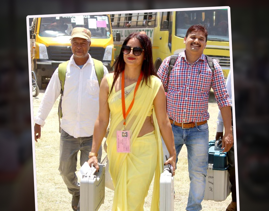 হলুদ শাড়ি, সানগ্লাস পরে হাসিমুখে হেঁটে যাচ্ছেন এক মহিলা। দু’হাতে ধরা ইভিএমের বাক্স। এ বারের লোকসভা নির্বাচন চলাকালীন এমনই একটি ছবি সামনে আসে। রাতারাতি সোশ্যাল মিডিয়া সেনসেশন হয়ে ওঠেন তিনি।