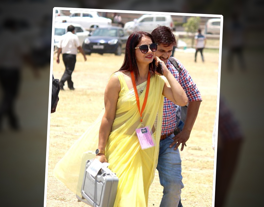 ছবি ভাইরাল হওয়ার পর থেকেই জল্পনা শুরু হয়ে যায় ওই মহিলাকে নিয়ে। কে ইনি? কীই বা তাঁর পরিচয়? ছবি দেখে বোঝাই যাচ্ছিল তিনি এক জন ভোটকর্মী। প্রথমে জানা যায় মহিলার নাম নলিনী সিংহ। জয়পুরের বাসিন্দা, সমাজকল্যাণ বিভাগের এক জন আধিকারিক।