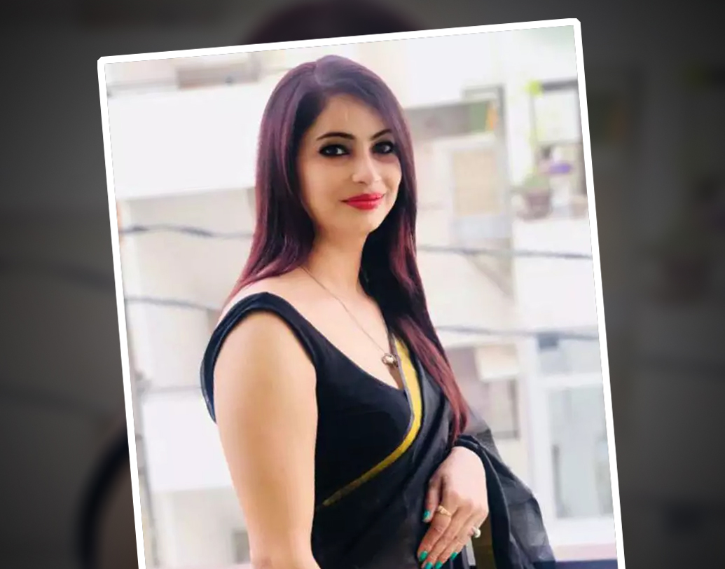 জয়পুরের নন, রিনা উত্তরপ্রদেশের লখনউয়ের বাসিন্দা। সেই রাজ্যেরই পিডব্লিউডি বিভাগের জুনিয়র অ্যাসিসট্যান্ট পদে কর্মরত।