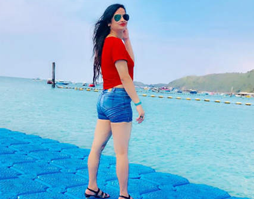 লোকসভা নির্বাচনের পঞ্চম দফার ভোটে দায়িত্ব পড়েছিল রিনার। লখনউ থেকে ৪০ কিলোমিটার দূরে মোহনলাল গঞ্জে ভোটের কাজে গিয়েছিলেন তিনি। পরনে ছিল হলুদ শাড়ি, সানগ্লাস। গলায় ঝুলছিল পরিচয়পত্র। মুহূর্তেই ভাইরাল হয়ে যায় তাঁর সেই ছবি।