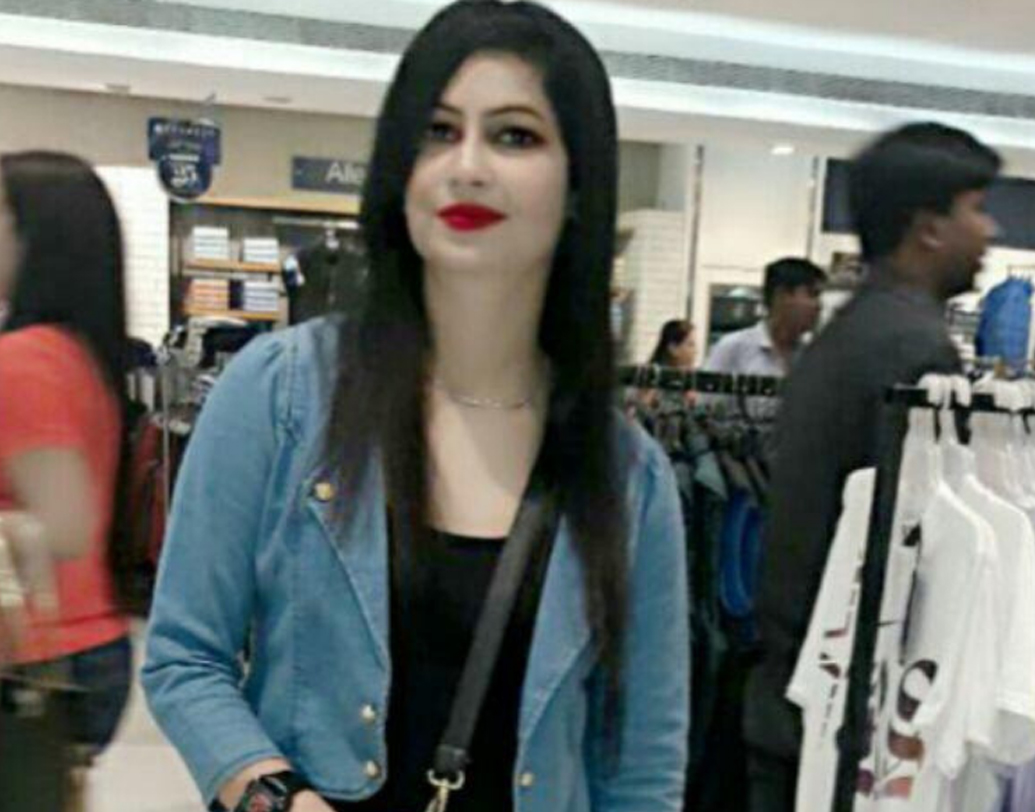 নিজেও সোশ্যাল মিডিয়ায় বেশ অ্যাকটিভ রিনা। “অল্প বয়সেই আমার বিয়ে হয়ে গিয়েছিল। ধীরে ধীরে নিজের কেরিয়ার তৈরি করেছি। লোকে আমায় বেশ পছন্দ করছে, এটা ভেবেই ভাল লাগছে। উপভোগ করছি বিষয়টিকে। কে চায় না সকলের নজরে আসতে? আমি খুব খুশি।” মুচকি হেসেই বললেন দেওরিয়ার এই সরকারি আধিকারিক।