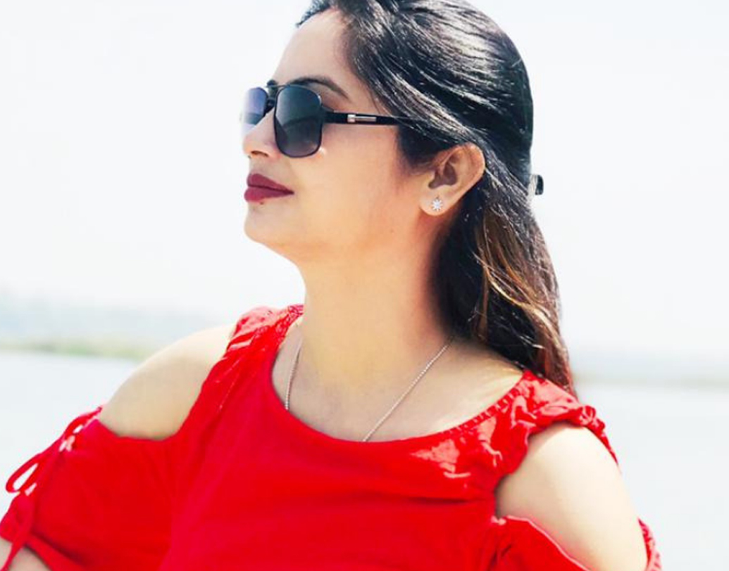 ২০১৩-য় পিডব্লিউডি-র জুনিয়ার অ্যাসিসট্যান্ট হিসেবে কাজ শুরু করেন রিনা। কাজ করেছেন ইনসিওরেন্স সেক্টরেও।