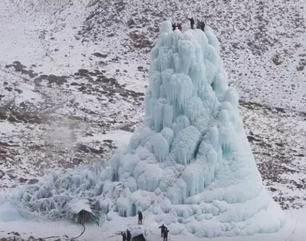 সৌন্দর্যের কারণে পর্যটকদের কাছে অন্যতম আকর্ষণীয় স্থান কাশ্মীরের লাদাখ। প্রাকৃতিক সৌন্দর্যের পাশাপাশি সেখানে পর্যটকের জন্য নতুন করে যোগ হয়েছে ‘আইস ক্যাফে’।
