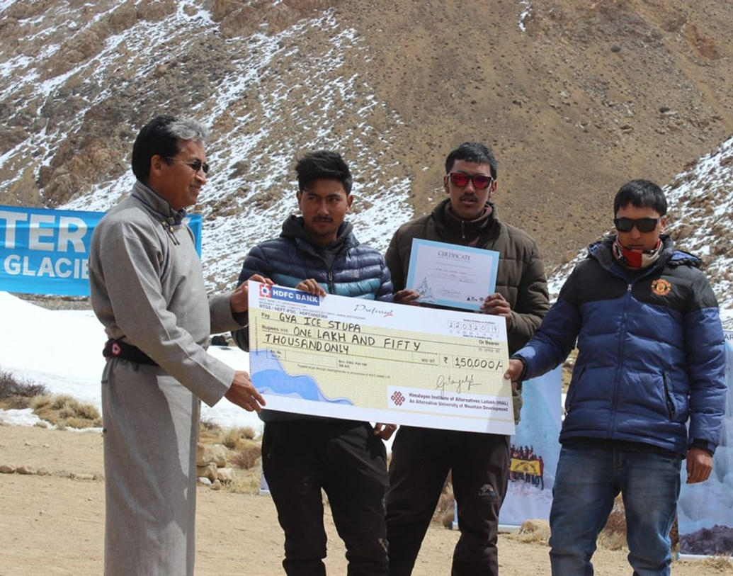 জলের সমস্যা দূর করতে ২০১৩ সালে আন্তর্জাতিক পুরস্কারজয়ী সমাজকর্মী সোনম ওয়াংচুক ফ্যাং গ্রামে কৃত্রিম হিমবাহ তৈরির প্রজেক্টের কাজ শুরু করেন। তবে তার আগে তিনি আয়োজন করেন একটি প্রতিযোগিতার।