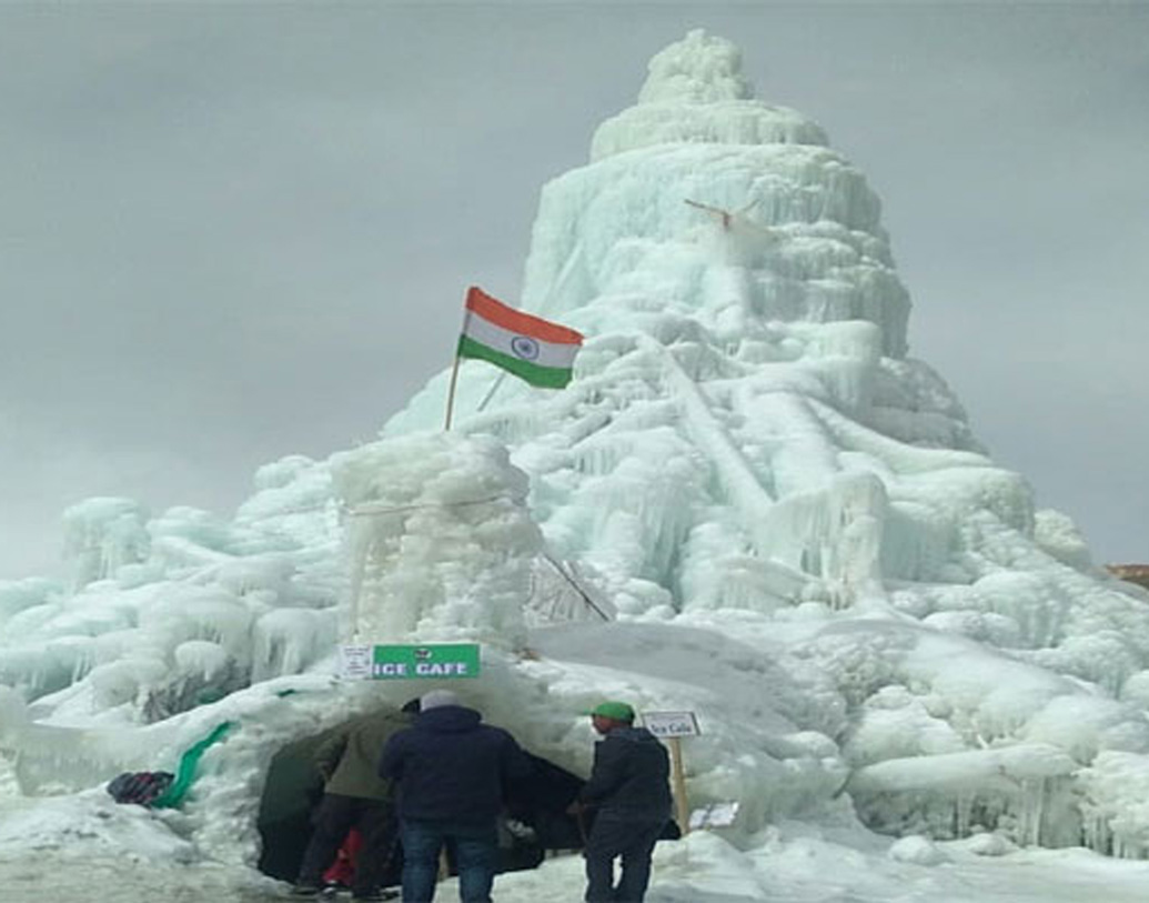 এর পর প্রতিযোগীরা কর্মশালায় কাজ করা শুরু করেন বরফের স্তূপ নিয়ে। ২৫ হাজার টাকা পান তাঁরা ৭৫ মিমি পুরু ৩০০ মিটার পাইপ কেনার জন্য।