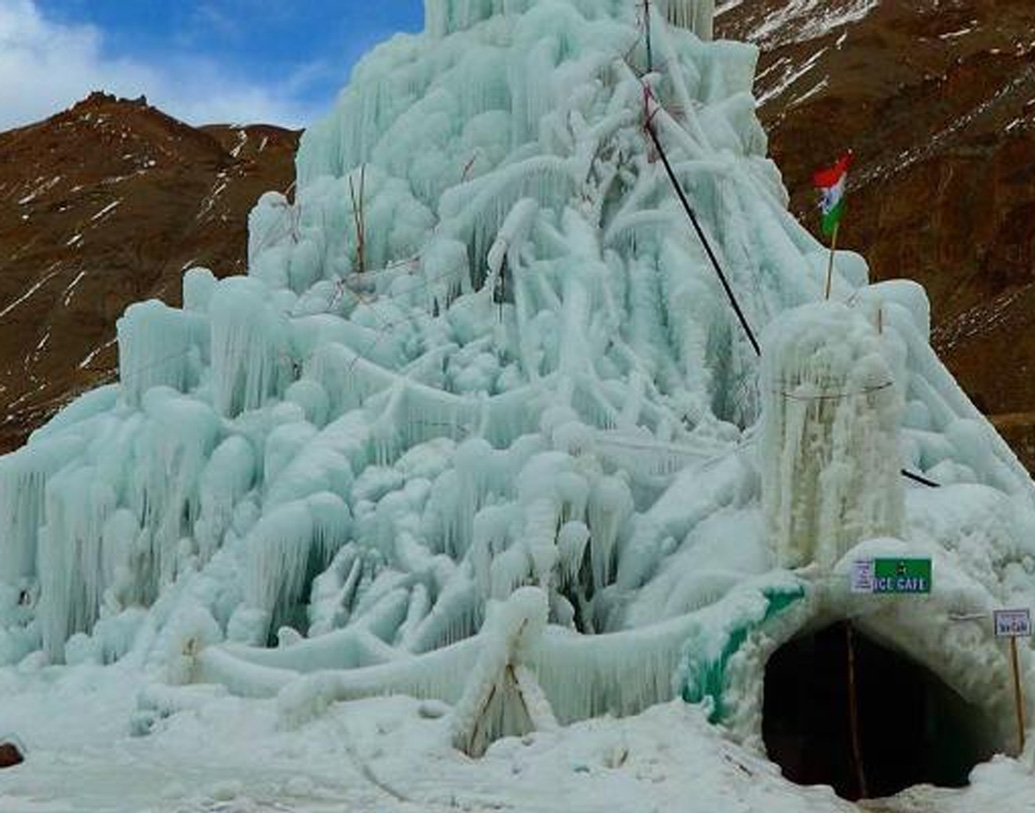 মাটি থেকে ৬০ ফুট উপর থেকে পাইপে করে জল ফেলা হত। এই জল লাদাখের তাপমাত্রায় সারা রাতে জমে কঠিন বরফ হয়ে স্তূপের সৃষ্টি করত।
