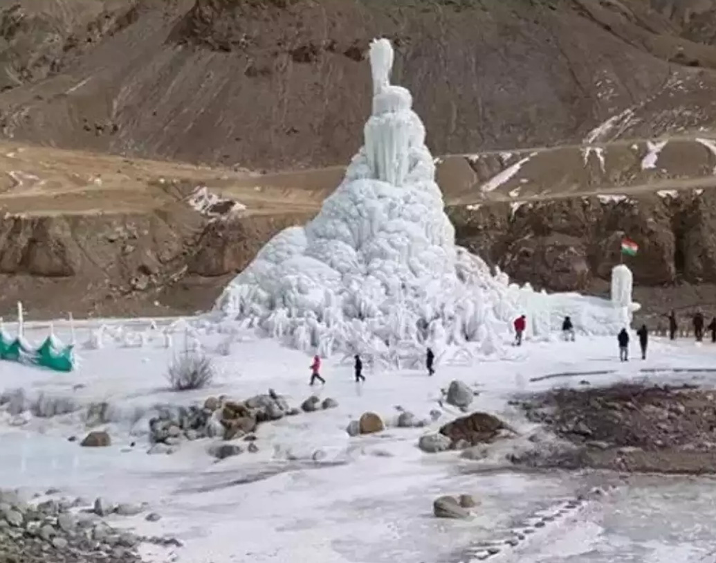 বৌদ্ধদের উপাসনালয়ের আদলে তৈরি এই ক্যাফে যে কারও নজর কাড়বে। লাদাখে পাহাড়ের উঁচুতে তৈরি এই ক্যাফেতে পাবেন গরম নুডলস, স্যুপ ও চা-সহ নানা ধরনের সুস্বাদু খাবার।
