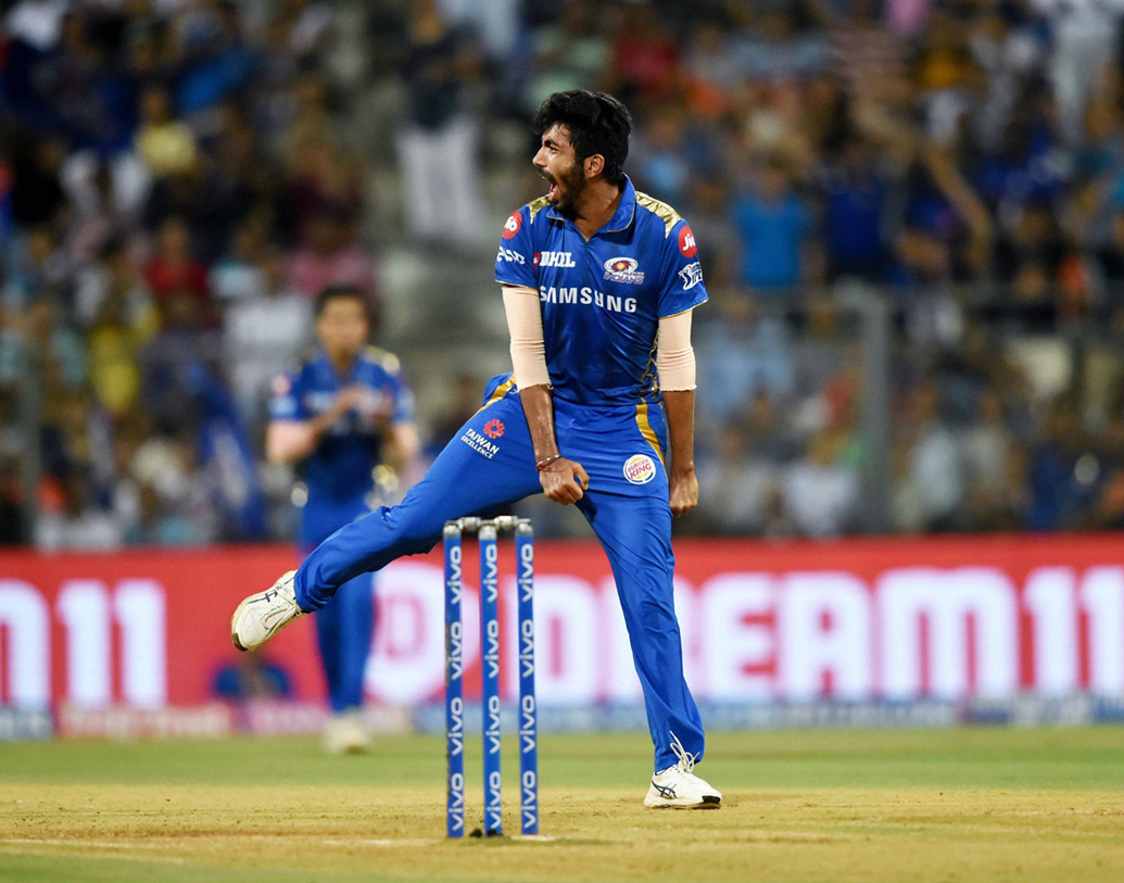 তিন ফরম্যাটের ক্রিকেটেই যিনি সিদ্ধহস্ত, সেই যশপ্রীত বুমরা ছিলেন মুম্বই ইন্ডিয়ানসের পেস স্তম্ভ। ১৬ ম্যাচে ১৯টি উইকেট পেয়েছেন। গড় ২১.৫২। ইকনমি রেট ৬.৬৩। বুমরার স্পেলে ভর করে টুর্নামেন্ট জিতে নিল মুম্বই।