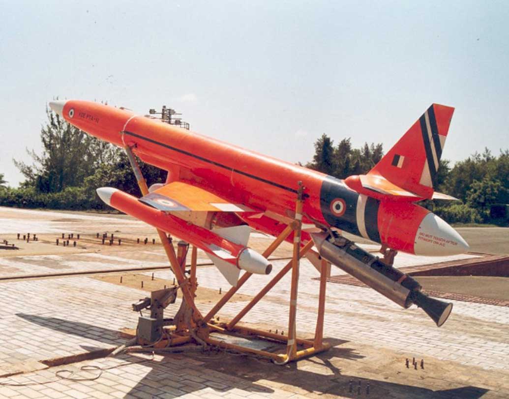 ‘লক্ষ্য’ ড্রোনের মতোই ডিজাইন করা হয়েছে ‘অভ্যাস’-কে। ‘লক্ষ্য’ হল হাই স্পিড টার্গেট ড্রোন। এটি তৈরি করে ডিআরডিও-র অ্যারোনটিক্যাল ডেভেলপমেন্ট এসটাব্লিশমেন্ট (এডিই)।