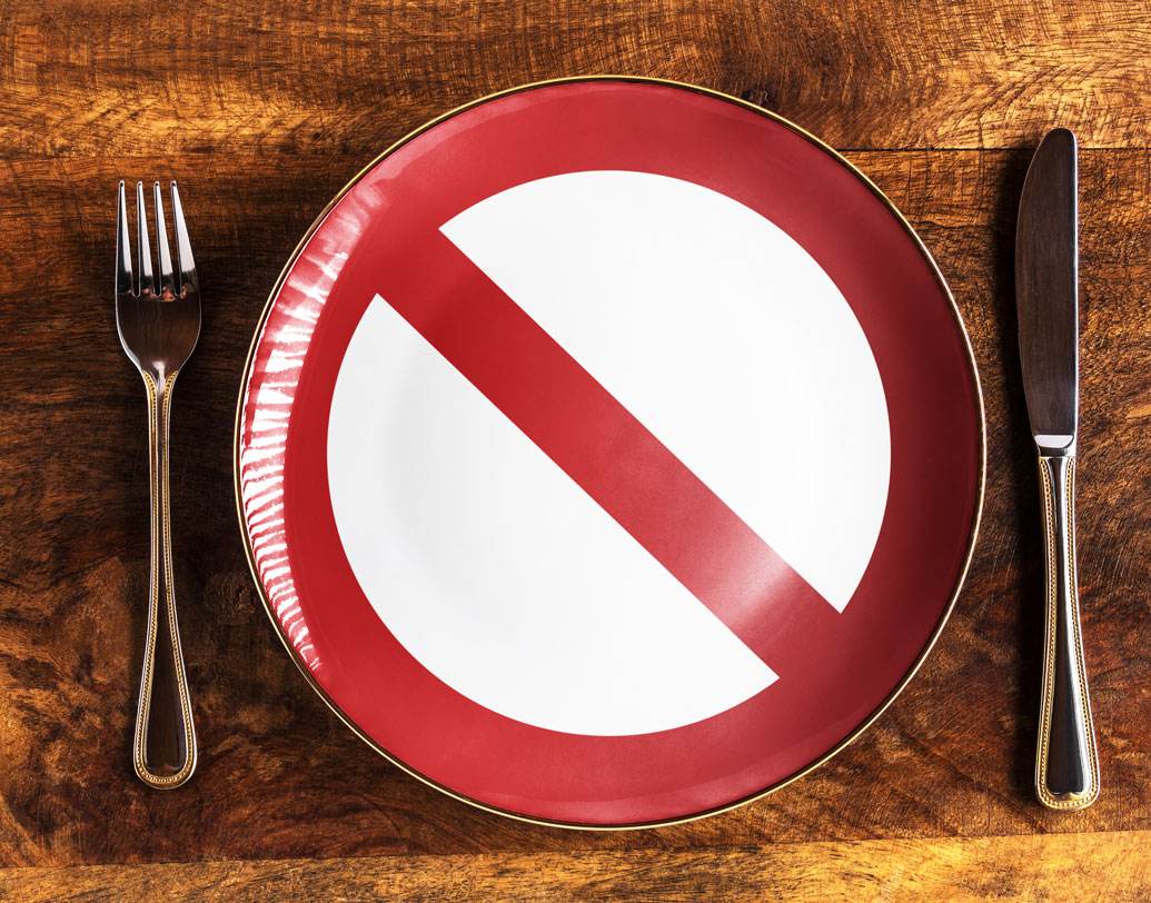 দুপুরের খাওয়া বাদ! আগে কোনও নিয়ম ভাঙলেই সব কোপ এসে পড়ে দুপুরের খাবারে। আমাদের ধারণা, ওইটি বাদ দিলেই যোগ হওয়া বাড়তি মেদ ঝরানোর পথে এগিয়ে থাকবে শরীর। তবে বিভিন্ন গবেষণা ঠিক তার উল্টো কথা বলছে। বরং দুপুরের খাবার বাদ দিলে অবধারিত ভাবে পেটে জমবে মেদ! তাই পরিমাণে অল্প হলেও দুপুরের খাবার বাদ দেওয়া চলবে না।