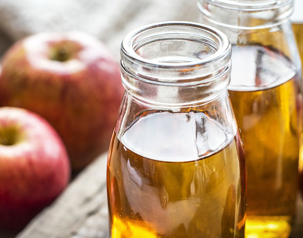 অ্যাপেল সাইডার ভিনিগারের অনেক গুণ। মেদ ঝরানোর কাজেও ওস্তাদ। তাই খাওয়ার আগে এক-দু’চামচ ভিনিগার খেয়ে ফেলেন। ভাবেন, এতে খাবারের ফ্যাট দ্রুত গলিয়ে ফেলা সম্ভব। না, এমন সহজ উপায়ে ফ্যাট গলে না। উল্টে ঘন ঘন ভিনিগারে শরীরে অম্লের পরিমাণ বাড়ায়। যকৃত ও গলায় নানা সমস্যাও দেখা যায়। বরং দিনে এক বার স্যালাডে ভিনিগার মিশিয়ে খান।