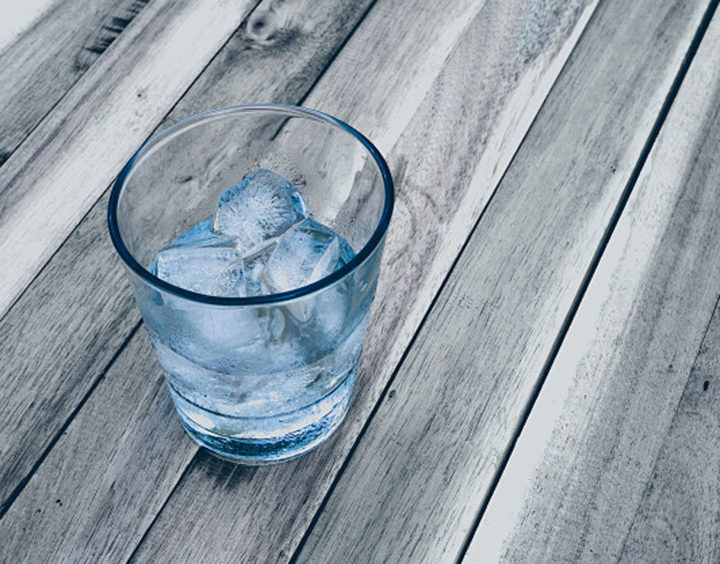 এই গরমে তেষ্টা মেটাতে আর শরীরকে আরাম দিতে দেদার বরফ মেশানো ঠান্ডা জল খাচ্ছেন। ফ্রিজ থেকে বোতল বেরিয়েই চালান হয়ে যায় পেটে। এমনটা হলে খুব সাবধান। বরফজলে হু হু বাড়ে মেদ।