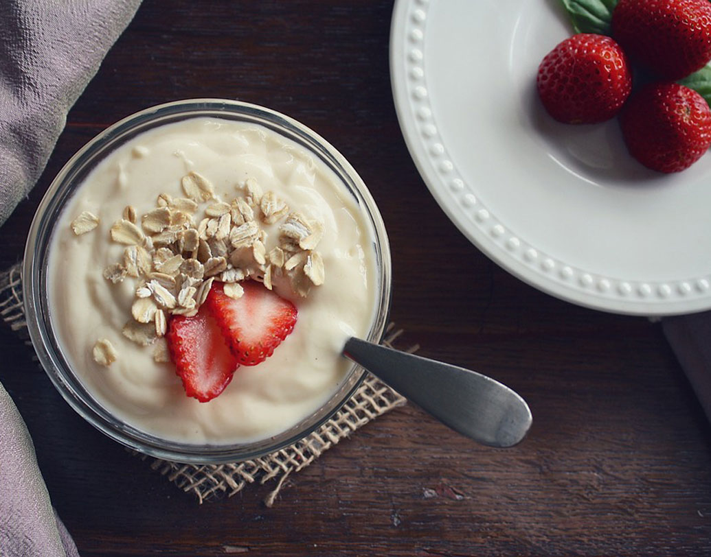 ডায়েট ধরে রাখতে আর নিশ্চিন্তে থাকতে একই রকমের খাবার খেয়ে চলেছেন। ব্রেকফাস্ট থেকে ডিনার সব খাবারই গতে বাঁধা। খুব একটা পরীক্ষা-নিরীক্ষাতেও যান না। এমন হলে সাবধান। একই রকমের খাবার খেতে খেতে একটা সময়ের পরে শরীর অভ্যস্ত হয়ে যায়। অভ্যাসের ফলে মেদ ঝরানোও কমিয়ে ফেলে। আর শরীর সব পুষ্টিগুণও পায় না একই ধরনের খাবার থেকে।